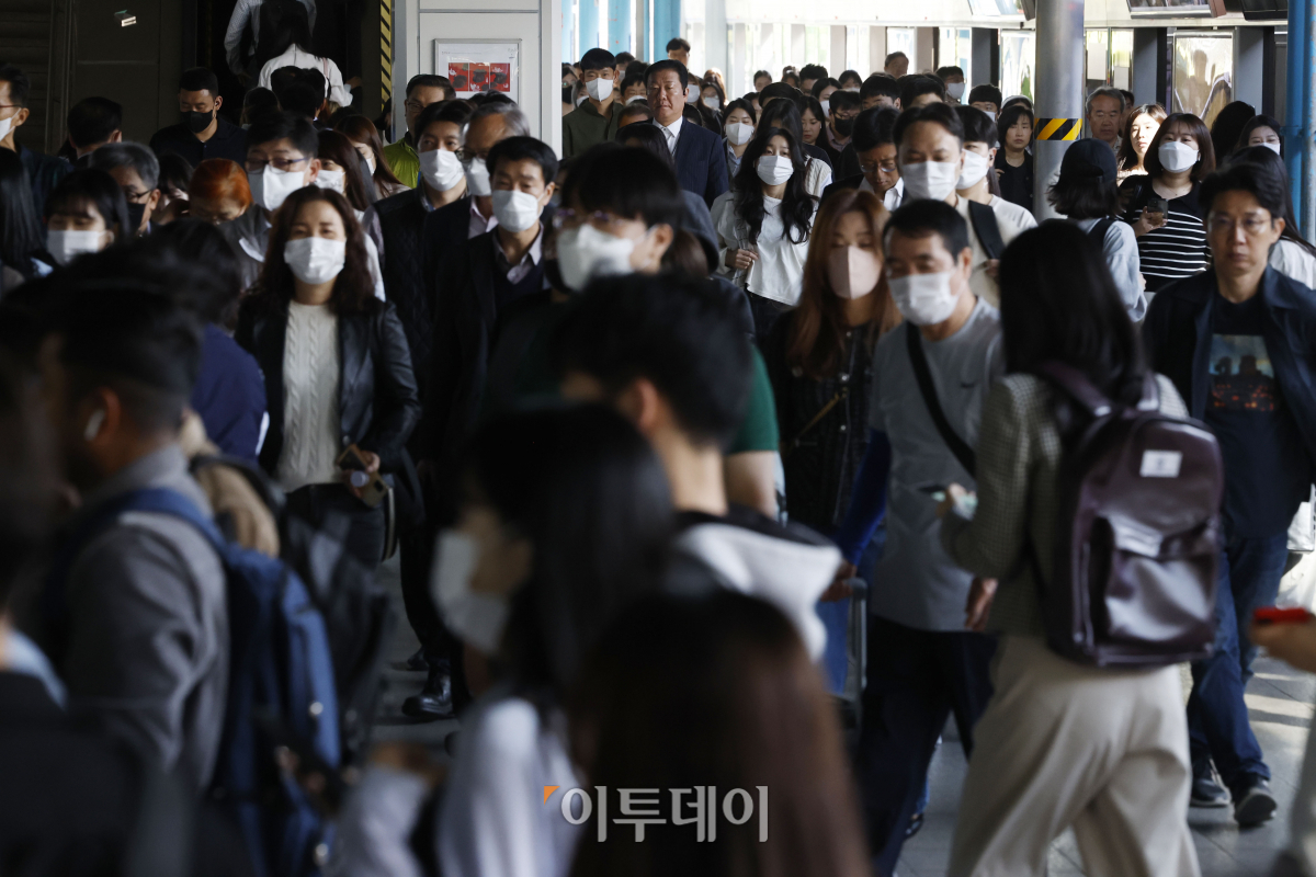 ▲정부가 코로나19 방역 조치를 대부분 해제하고 사실상의 엔데믹(endemic·풍토병으로 굳어진 감염병)을 선언한 11일 오전 서울 구로구 신도림역에서 마스크를 착용한 시민들이 출근길 발걸음을 재촉하고 있다. 조현호 기자 hyunho@