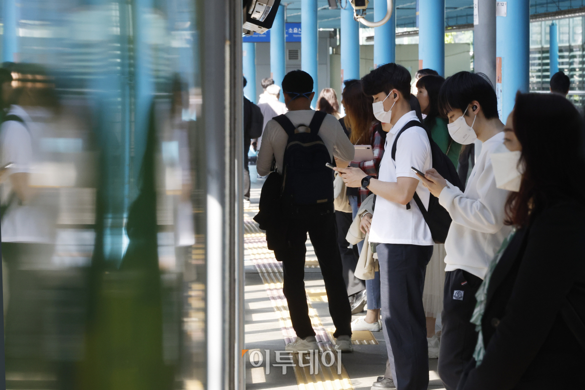 ▲정부가 코로나19 방역 조치를 대부분 해제하고 사실상의 엔데믹(endemic·풍토병으로 굳어진 감염병)을 선언한 11일 오전 서울 구로구 신도림역에서 마스크를 착용한 시민들이 지하철을 기다리고 있다. 조현호 기자 hyunho@