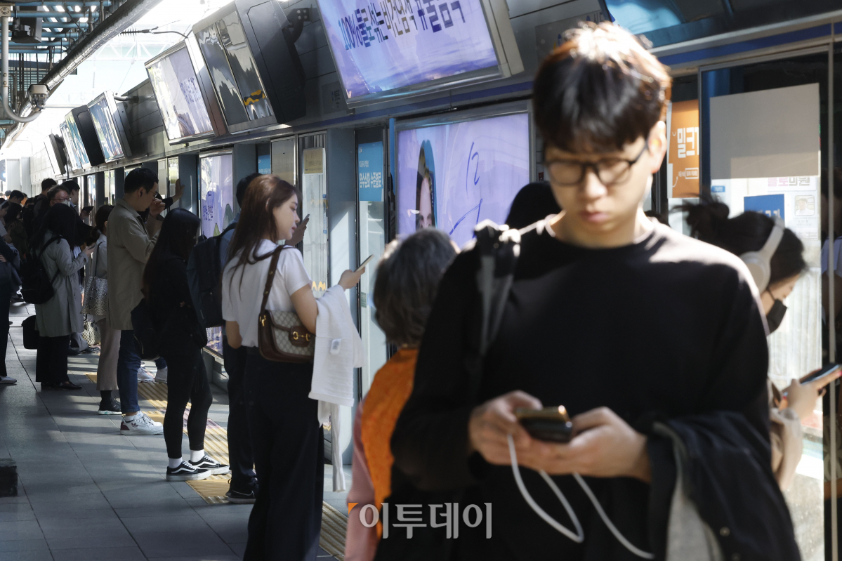 ▲정부가 코로나19 방역 조치를 대부분 해제하고 사실상의 엔데믹(endemic·풍토병으로 굳어진 감염병)을 선언한 11일 오전 서울 구로구 신도림역에서 마스크를 착용한 시민들이 지하철을 기다리고 있다. 조현호 기자 hyunho@