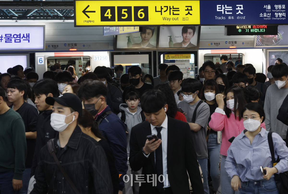 ▲정부가 코로나19 방역 조치를 대부분 해제하고 사실상의 엔데믹(endemic·풍토병으로 굳어진 감염병)을 선언한 11일 오전 서울 구로구 신도림역에서 마스크를 착용한 시민들이 출근길 발걸음을 재촉하고 있다. 조현호 기자 hyunho@