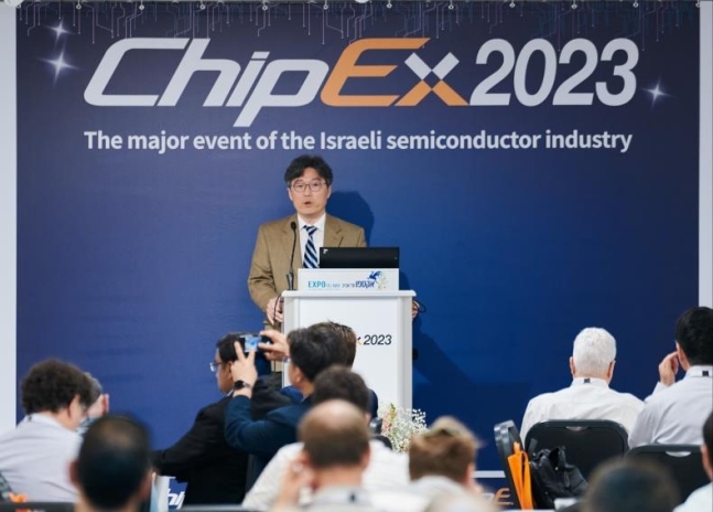 ▲삼성전자는 지난 9일(현지시간) 이스라엘 텔아비브 컨벤션 센터에서 열린 '칩엑스(ChipEx) 2023' 행사에 참여했다고 11일 밝혔다. 사진은 삼성전자 파운드리사업부 정기봉 부사장이 기조연설을 하는 모습. (사진제공=삼성전자)