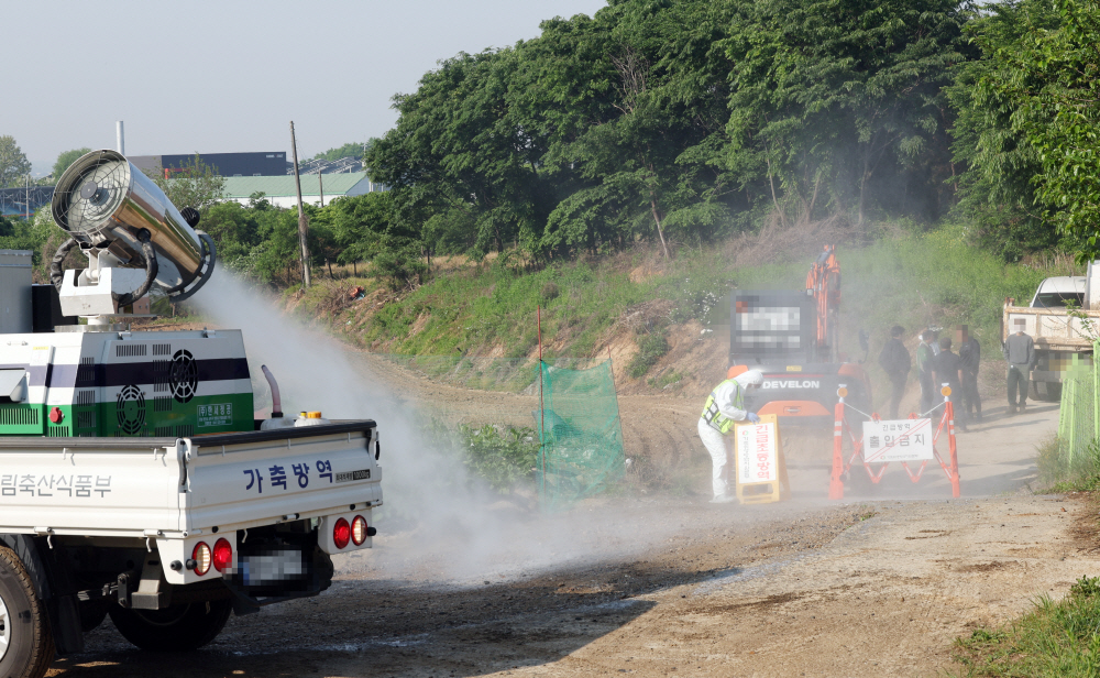 ▲11일 오전 구제역이 발생한 충북 청주시 청원구 북이면의 한 한우농장 방역초소 앞에서 방역차량이 소독약을 분사하고 있다. (연합뉴스)