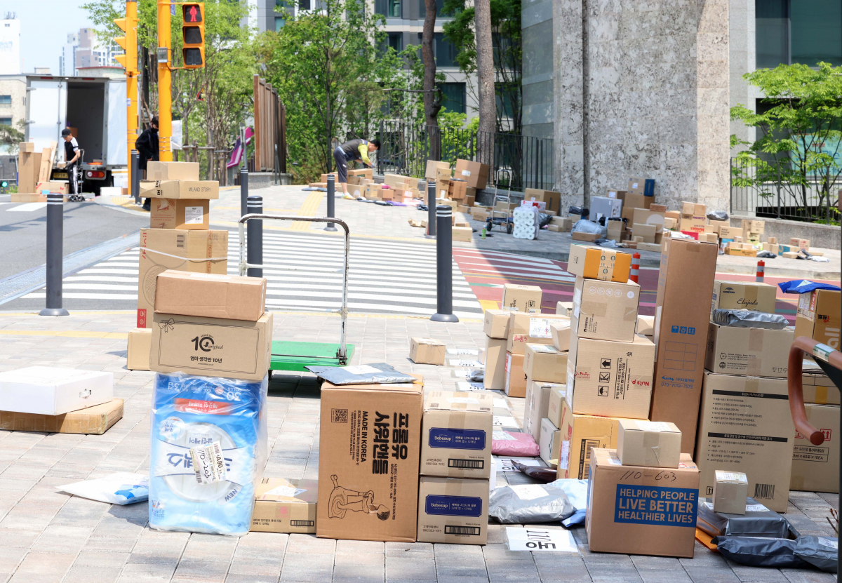 ▲11일 경기 수원시의 한 대단지 아파트 입구에 택배 상자가 쌓여있다. 지난 1일 이 아파트 입주민들이 안전사고 우려 등으로 택배 차량의 지상출입을 금지하고 지하주차장만 이용할 것을 결정하자 기사들은 배송 차량 높이 탓에 지하주차장 진입이 불가능하다며 문앞 배송을 거부, 갈등이 빚어지고 있다. 신태현 기자 holjjak@
