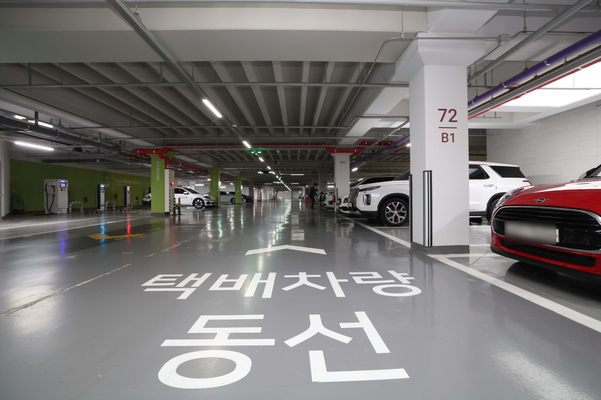 ▲11일 경기 수원시의 한 대단지 아파트 지하주차장에 택배차량 동선이 안내돼 있다. 지난 1일 이 아파트 입주민들이 안전사고 우려 등으로 택배 차량의 지상출입을 금지하고 지하주차장만 이용할 것을 결정하자 기사들은 배송 차량 높이 탓에 지하주차장 진입이 불가능하다며 문앞 배송을 거부, 갈등이 빚어지고 있다. 신태현 기자 holjjak@