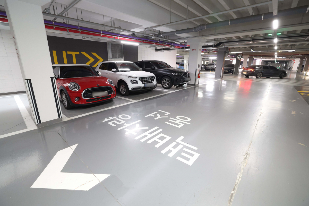 ▲11일 경기 수원시의 한 대단지 아파트 지하주차장에 택배차량 동선이 안내돼 있다. 지난 1일 이 아파트 입주민들이 안전사고 우려 등으로 택배 차량의 지상출입을 금지하고 지하주차장만 이용할 것을 결정하자 기사들은 배송 차량 높이 탓에 지하주차장 진입이 불가능하다며 문앞 배송을 거부, 갈등이 빚어지고 있다. 신태현 기자 holjjak@