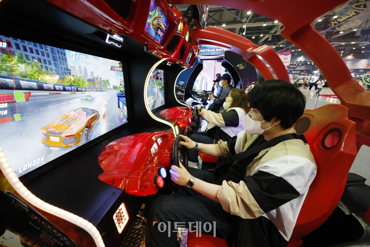 ▲11일 경기도 고양시 킨텍스에서 열린 '2023 플레이엑스포(playX4)에서 관람객들이 게임을 즐기고 있다. 조현호 기자 hyunho@