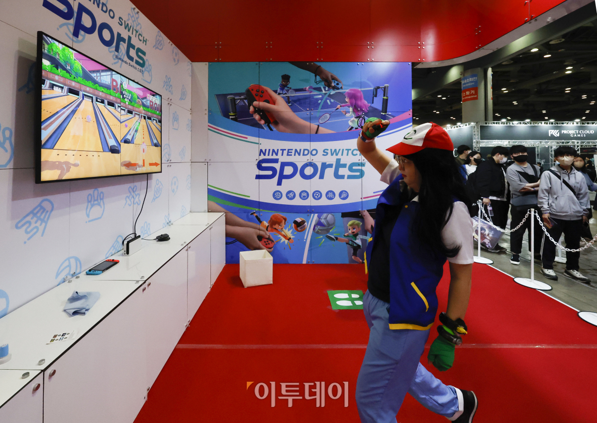 ▲11일 경기도 고양시 킨텍스에서 열린 '2023 플레이엑스포(playX4)에서 관람객들이 게임을 즐기고 있다. 조현호 기자 hyunho@