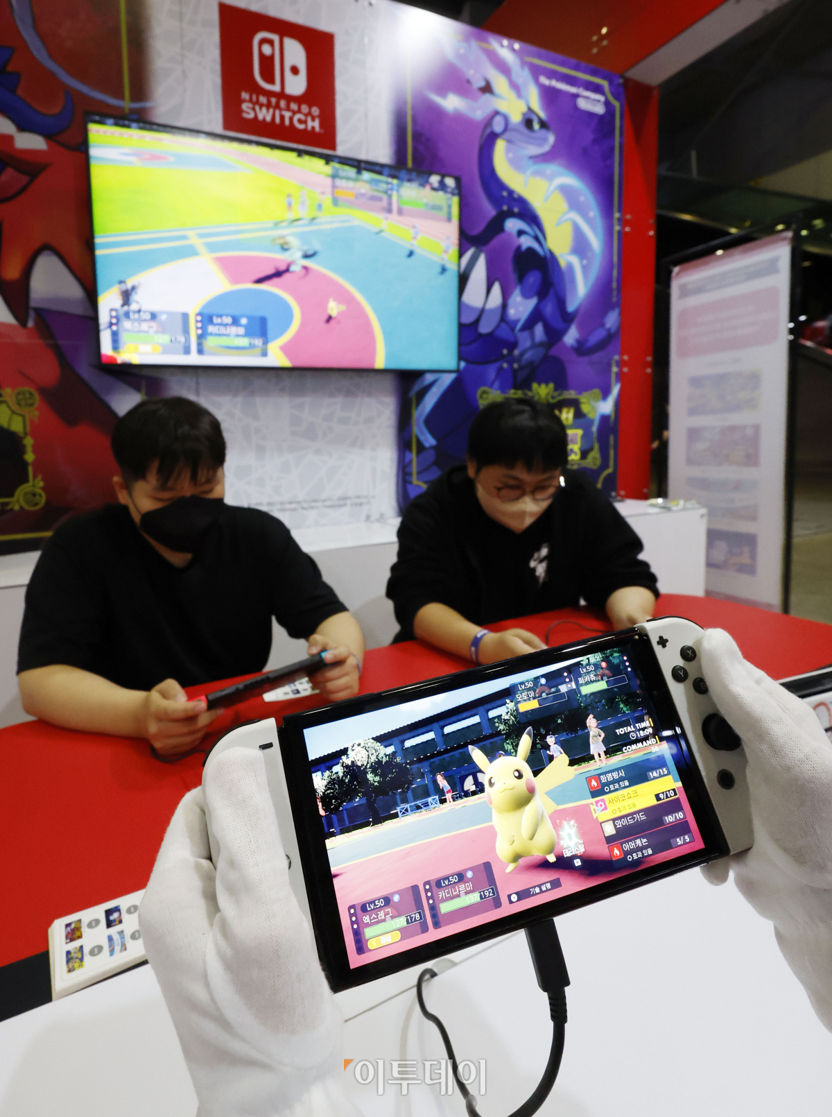 ▲11일 경기도 고양시 킨텍스에서 열린 '2023 플레이엑스포(playX4)에서 관람객들이 게임을 즐기고 있다. 조현호 기자 hyunho@