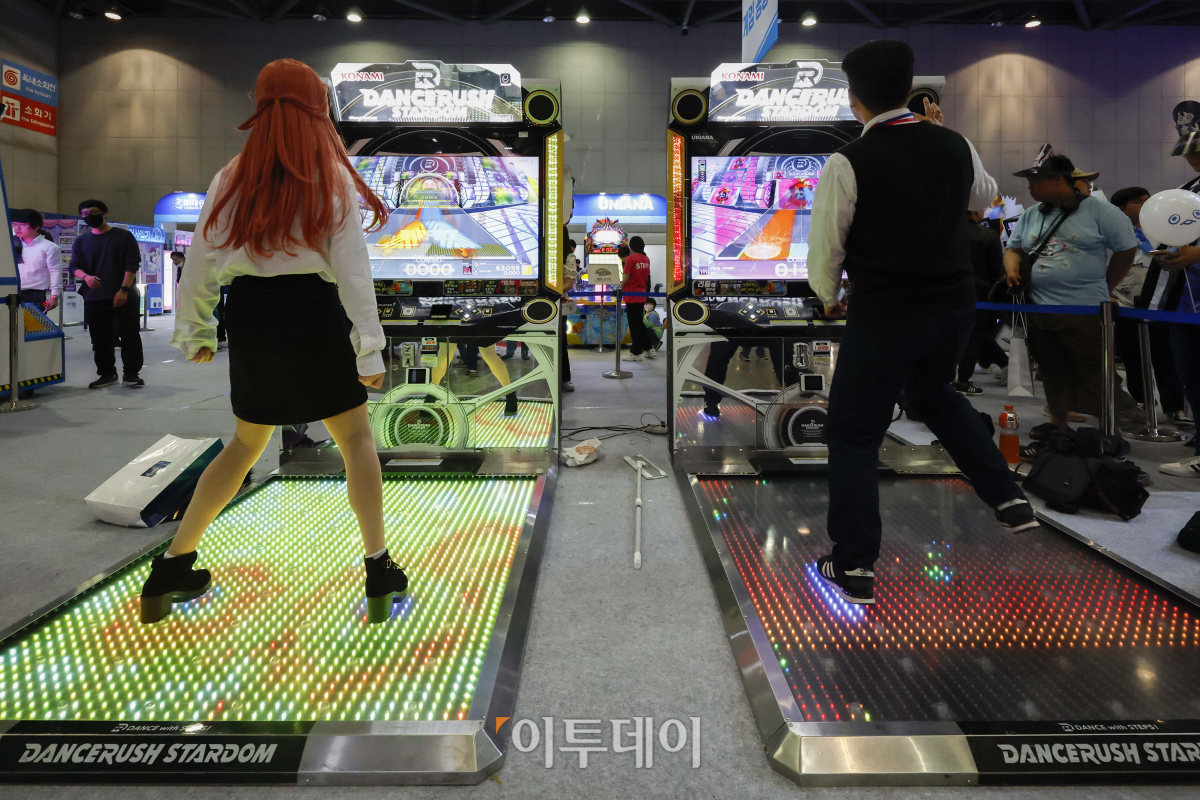 ▲11일 경기도 고양시 킨텍스에서 열린 '2023 플레이엑스포(playX4)에서 관람객들이 게임을 즐기고 있다. 조현호 기자 hyunho@