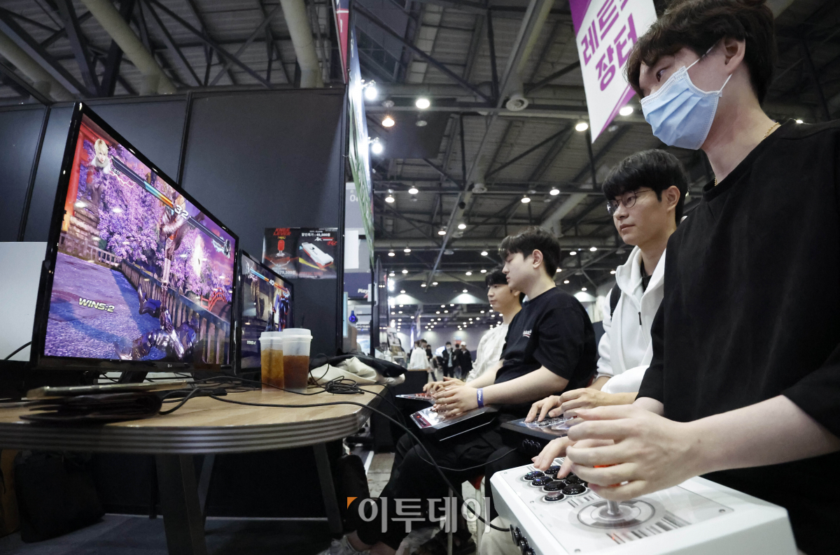 ▲11일 경기도 고양시 킨텍스에서 열린 '2023 플레이엑스포(playX4)에서 관람객들이 게임을 즐기고 있다. 조현호 기자 hyunho@