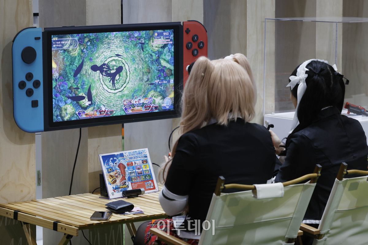 ▲11일 경기도 고양시 킨텍스에서 열린 '2023 플레이엑스포(playX4)에서 관람객들이 게임을 즐기고 있다. 조현호 기자 hyunho@