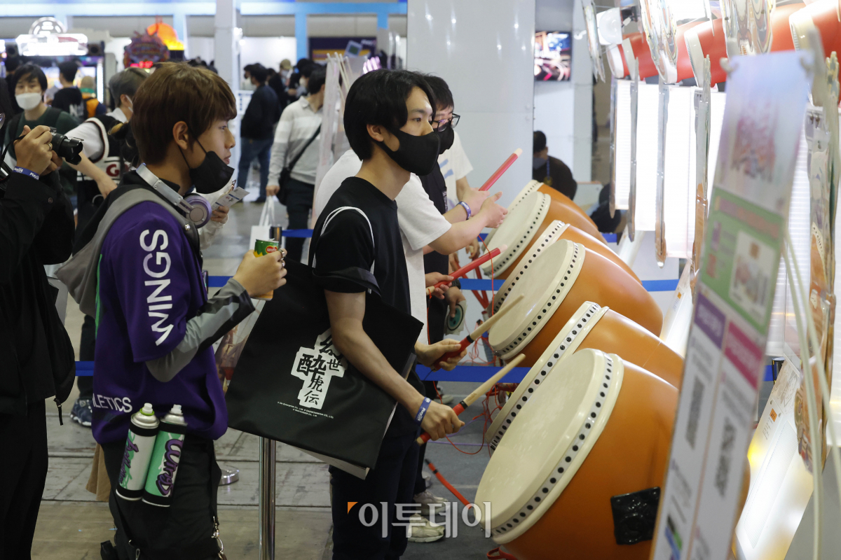 ▲11일 경기도 고양시 킨텍스에서 열린 '2023 플레이엑스포(playX4)에서 관람객들이 게임을 즐기고 있다. 조현호 기자 hyunho@