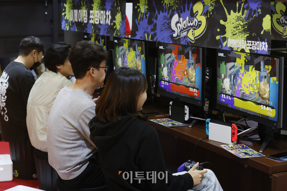 ▲11일 경기도 고양시 킨텍스에서 열린 '2023 플레이엑스포(playX4)에서 관람객들이 게임을 즐기고 있다. 조현호 기자 hyunho@