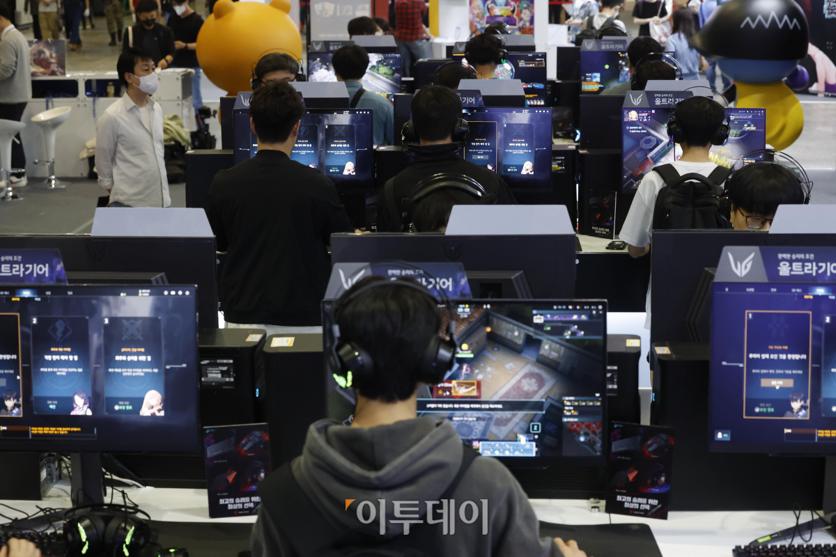 ▲11일 경기도 고양시 킨텍스에서 열린 '2023 플레이엑스포(playX4)에서 관람객들이 게임을 즐기고 있다. 조현호 기자 hyunho@