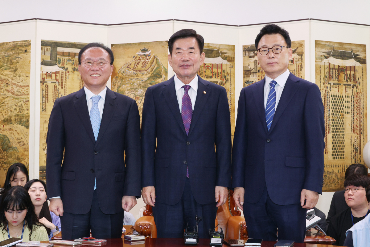 ▲김진표 국회의장이 11일 오전 국회에서 열린 의장 주재 여야 원내대표 회동에서 국민의힘 윤재옥 원내대표(왼쪽), 더불어민주당 박광온 원내대표(오른쪽)와 기념촬영하고 있다. (연합뉴스)