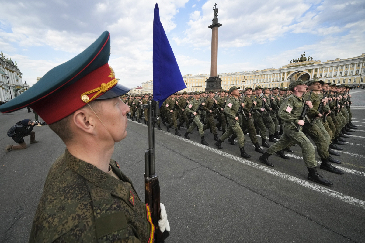 ▲2023년 4월 25일 러시아 상트페테르부르크의 드보르소바야 광장에서 러시아군 병사들이 5월 9일 열리는 제2차 세계대전 전승 78주년 기념 열병식을 앞두고 리허설을 하고 있다. 상트페테르부르크(러시아)/AP뉴시스
