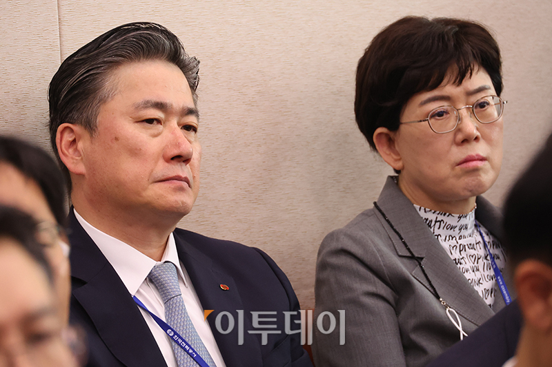 ▲정승일(왼쪽) 한국전력공사 사장과 최연혜 한국가스공사 사장이 11일 서울 여의도 국회에서 열린 산업통상자원중소벤처기업위원회 전체회의에 참석하고 있다. (고이란 기자 photoeran@)