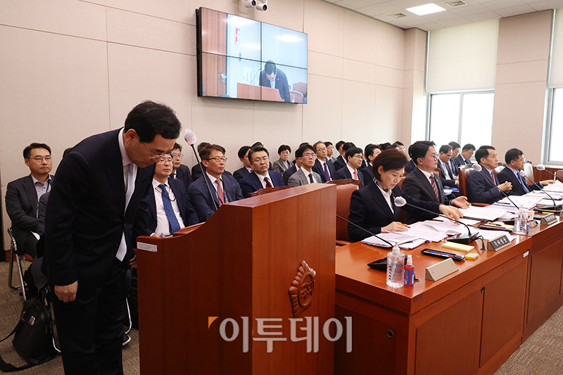 ▲이창양 산업통상자원부 장관이 11일 서울 여의도 국회에서 열린 산업통상자원중소벤처기업위원회 전체회의에서 발언을 마치고 인사하고 있다. 고이란 기자 photoeran@ (고이란 기자 photoeran@)