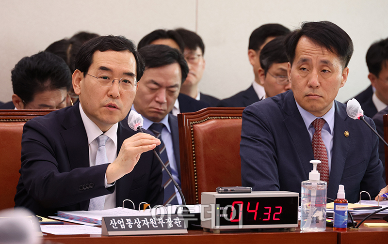 ▲이창양 산업통상자원부 장관이 11일 서울 여의도 국회에서 열린 산업통상자원중소벤처기업위원회 전체회의에서 의원들의 질의에 답변하고 있다. 고이란 기자 photoeran@ (고이란 기자 photoeran@)
