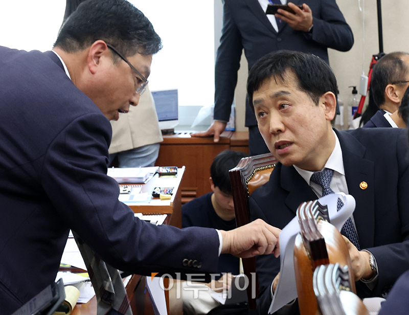 ▲자료 살펴보는 김주현 금융위원장. (고이란 기자 photoeran@)