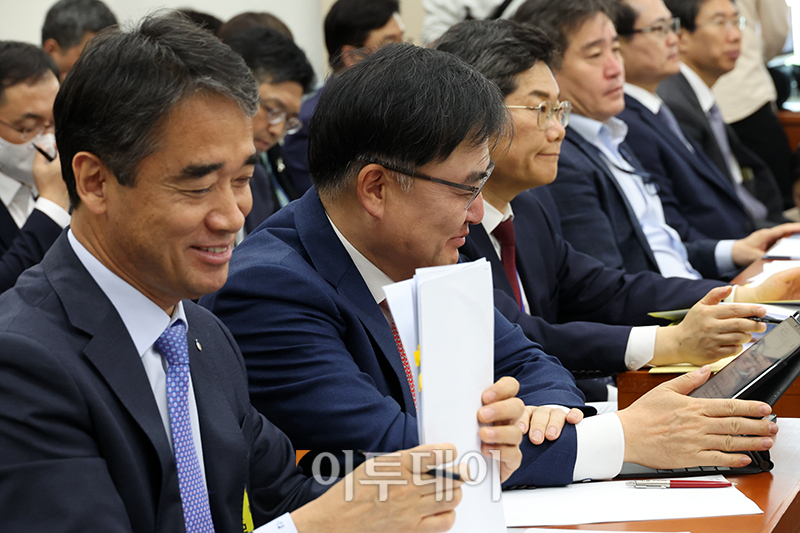 ▲미소짓는 함용일(왼쪽) 금융감독원 부원장과 손병두 한국거래소 이사장. (고이란 기자 photoeran@)