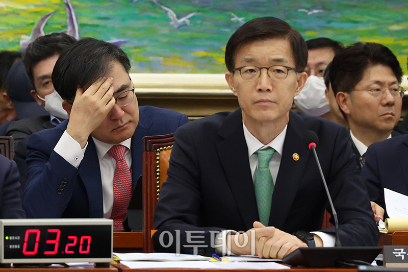 ▲방문규(오른쪽) 국무조정실장과 손병두(왼쪽) 한국거래소 이사장. (고이란 기자 photoeran@)