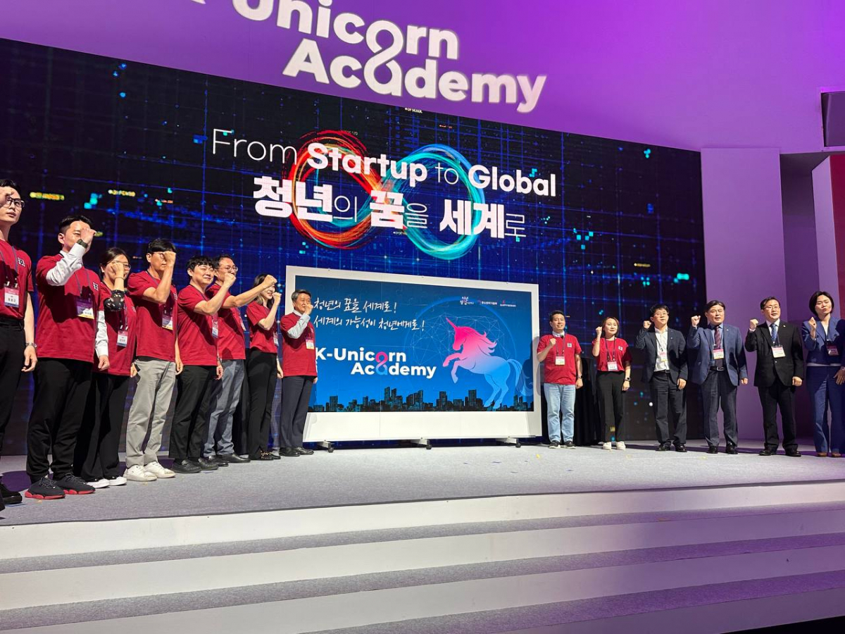 ▲임정욱 중소벤처기업부 창업벤처혁신실장(오른쪽 여섯 번째)은 11일 서울시 서초구 세빛둥둥섬 플로팅아일랜드 컨벤션에서 청년창업사관학교 비전 선포식에 참석하여 기념 촬영하고 있다. (사진제공=중소벤처기업부)