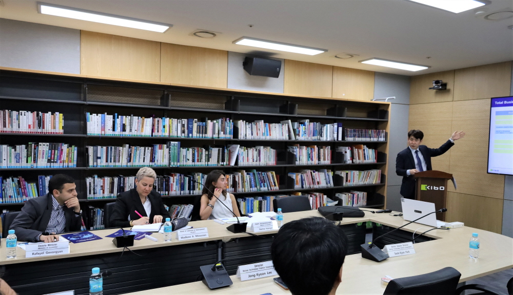 ▲라파엘 게보르기안 아르메니아 경제부 차관(왼쪽 첫번째) 일행이 11일 기술보증기금 부산 본사를 방문해 기보의 기술금융 지원제도를 소개받고 있다.   (사진제공=기술보증기금)