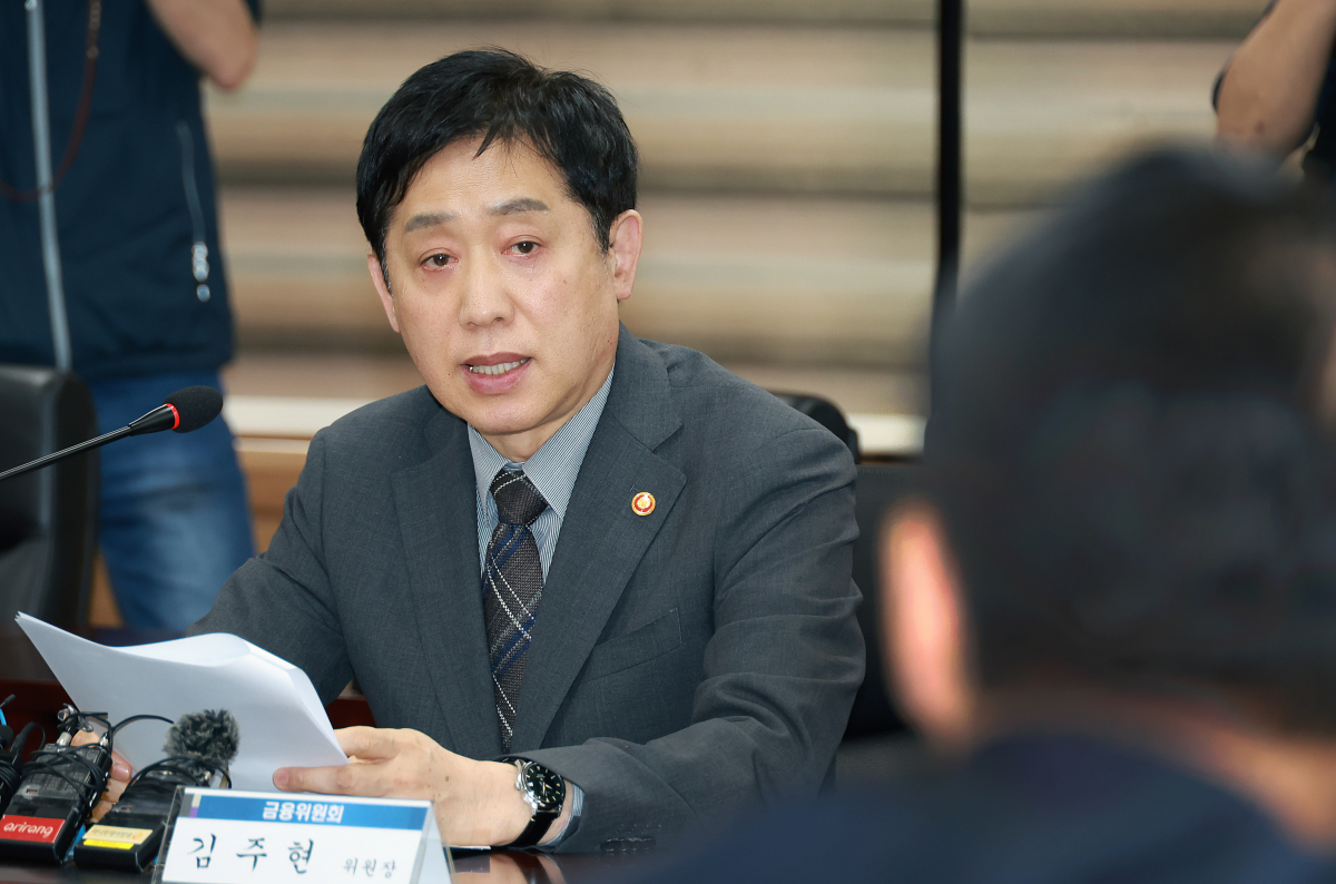 ▲김주현 금융위원장이 12일 오전 서울 정부서울청사에서 개최된 대환대출 인프라 사전점검 간담회에서 온라인·원스톱 대환대출 인프라가 순조롭게 안착될 수 있도록 적극 협조해 줄 것을 당부했다.