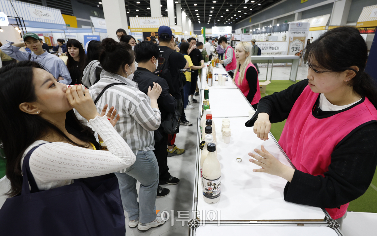 ▲12일 오전 서울 서초구 aT센터에서 열린 '2023 대한민국 막걸리엑스포(MAXPO 2023)'에서 관람객들이 막걸리 시음을 하고 있다. '이것이 국주(國酒)다'를 주제로 이날부터 14일까지 3일간 열리는 2023 대한민국 막걸리엑스포는 국가무형문회재 제144호로 지정된 막걸리를 대중들에게 소개하고 국내 대표·지역 대표 양조장들이 참여해 다양한 행사와 주력 막걸리, 최신 트렌드 막걸리를 선보인다. 조현호 기자 hyunho@
