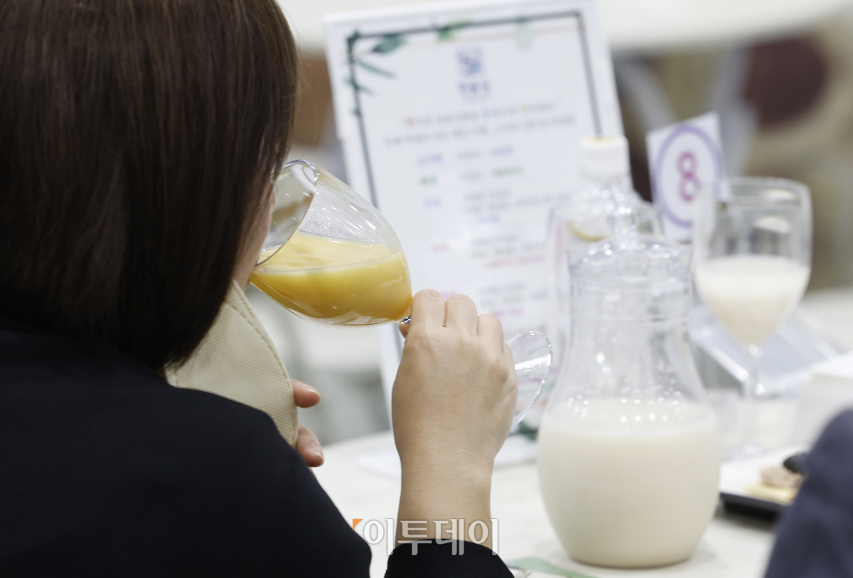 ▲12일 오전 서울 서초구 aT센터에서 열린 '2023 대한민국 막걸리엑스포(MAXPO 2023)'에서 관람객이 막걸리 시음을 하고 있다. '이것이 국주(國酒)다'를 주제로 이날부터 14일까지 3일간 열리는 2023 대한민국 막걸리엑스포는 국가무형문회재 제144호로 지정된 막걸리를 대중들에게 소개하고 국내 대표·지역 대표 양조장들이 참여해 다양한 행사와 주력 막걸리, 최신 트렌드 막걸리를 선보인다. 조현호 기자 hyunho@
