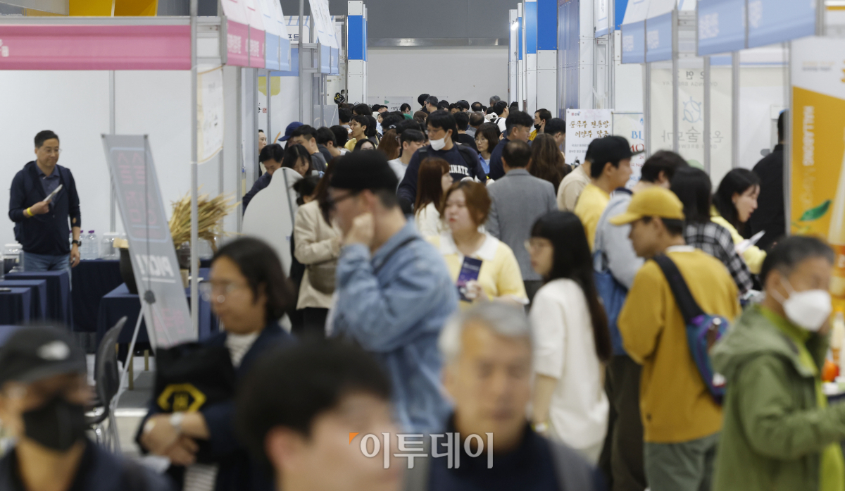 ▲12일 오전 서울 서초구 aT센터에서 열린 '2023 대한민국 막걸리엑스포(MAXPO 2023)' 전시장이 관람객들로 붐비고 있다.'이것이 국주(國酒)다'를 주제로 이날부터 14일까지 3일간 열리는 2023 대한민국 막걸리엑스포는 국가무형문회재 제144호로 지정된 막걸리를 대중들에게 소개하고 국내 대표·지역 대표 양조장들이 참여해 다양한 행사와 주력 막걸리, 최신 트렌드 막걸리를 선보인다. 조현호 기자 hyunho@