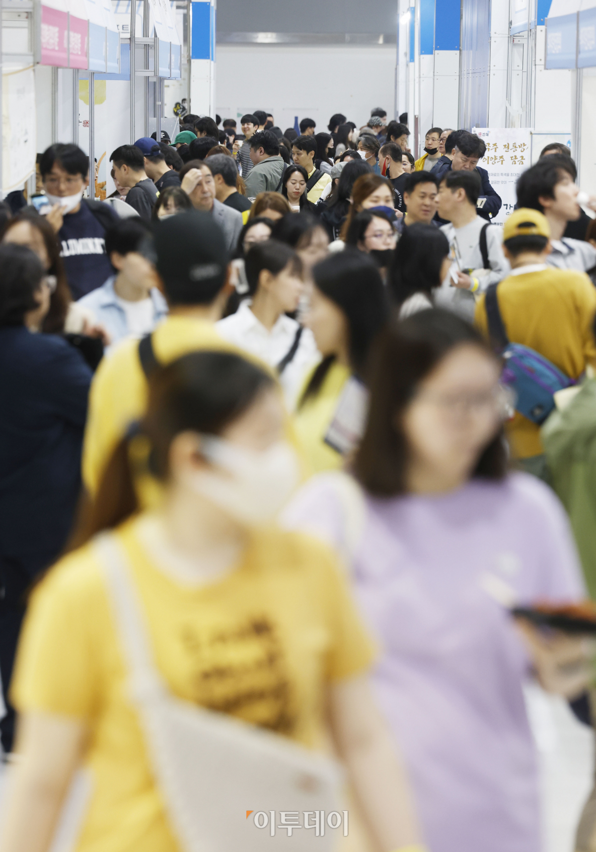 ▲12일 오전 서울 서초구 aT센터에서 열린 '2023 대한민국 막걸리엑스포(MAXPO 2023)' 전시장이 관람객들로 붐비고 있다.'이것이 국주(國酒)다'를 주제로 이날부터 14일까지 3일간 열리는 2023 대한민국 막걸리엑스포는 국가무형문회재 제144호로 지정된 막걸리를 대중들에게 소개하고 국내 대표·지역 대표 양조장들이 참여해 다양한 행사와 주력 막걸리, 최신 트렌드 막걸리를 선보인다. 조현호 기자 hyunho@