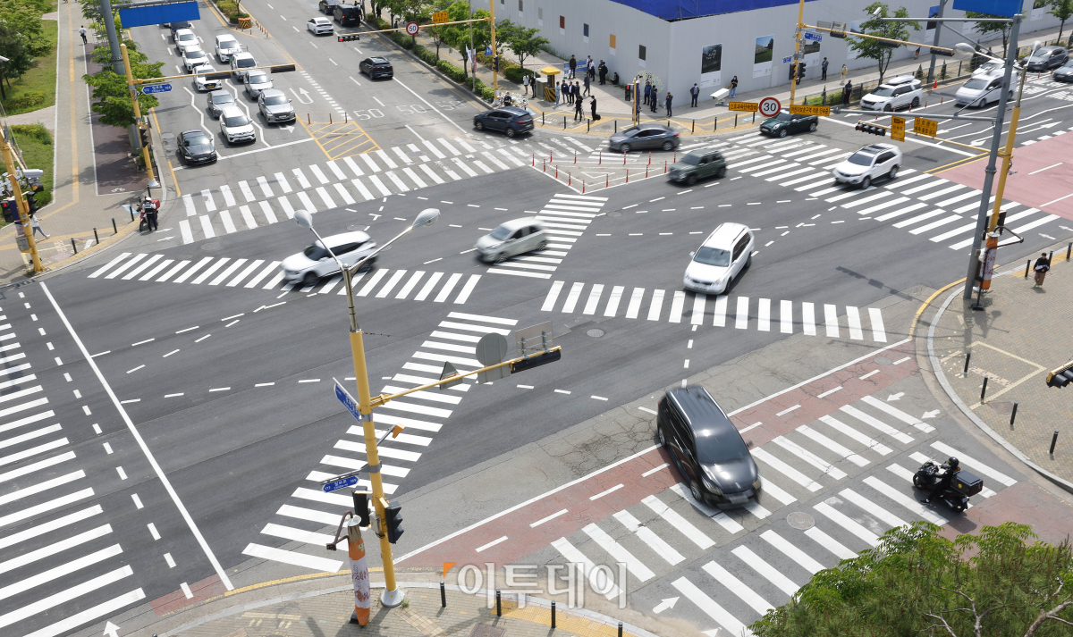 ▲경기도 수원시 권선구의 한 사거리에서 초등학생이 어린이보호구역(스쿨존)에서 시내버스에 치여 숨지는 사고가 발생한 가운데 12일 사거리에서 차량들이 이동하고 있다. 조현호 기자 hyunho@
