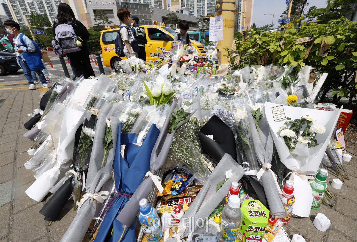 ▲경기도 수원시 권선구의 한 사거리에서 초등학생이 어린이보호구역(스쿨존)에서 시내버스에 치여 숨지는 사고가 발생한 가운데 12일 사거리에 마련된 추모공간에 초등학생을 추모하는 물품들이 놓여 있다. 조현호 기자 hyunho@