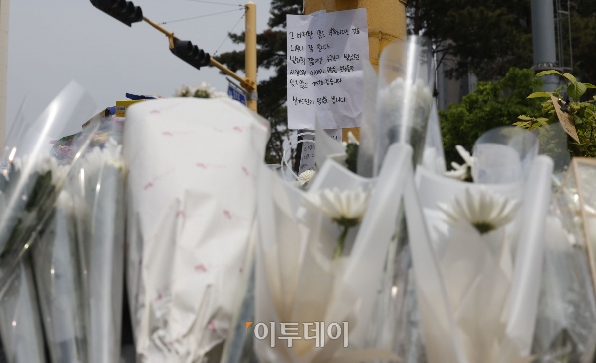 ▲경기도 수원시 권선구의 한 사거리에서 초등학생이 어린이보호구역(스쿨존)에서 시내버스에 치여 숨지는 사고가 발생한 가운데 12일 사거리에 마련된 추모공간에 초등학생을 추모하는 물품들이 놓여 있다. 조현호 기자 hyunho@