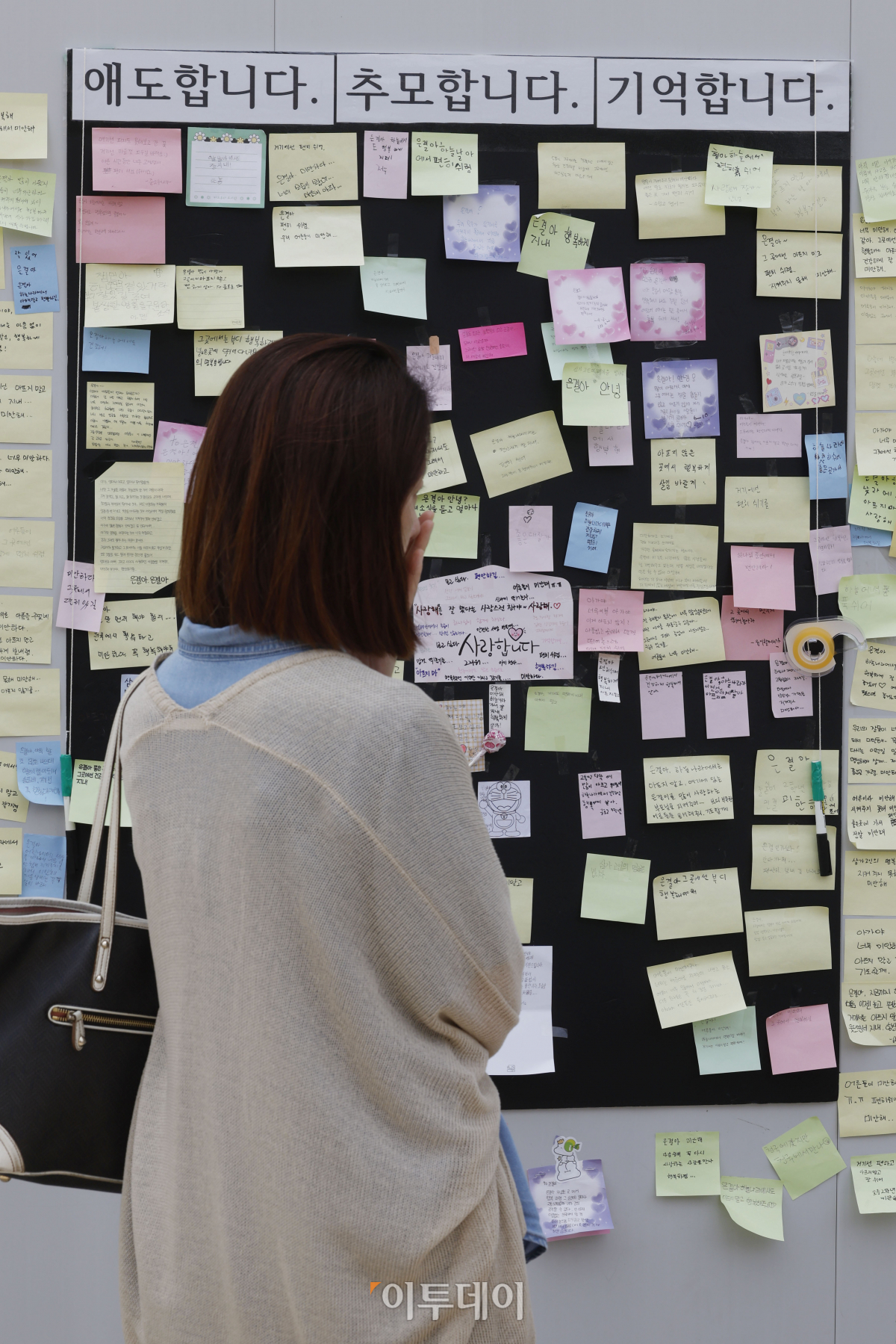 ▲경기도 수원시 권선구의 한 사거리에서 초등학생이 어린이보호구역(스쿨존)에서 시내버스에 치여 숨지는 사고가 발생한 가운데 12일 사거리에 마련된 추모공간을 찾은 한 시민이 눈물을 흘리고 있다. 조현호 기자 hyunho@