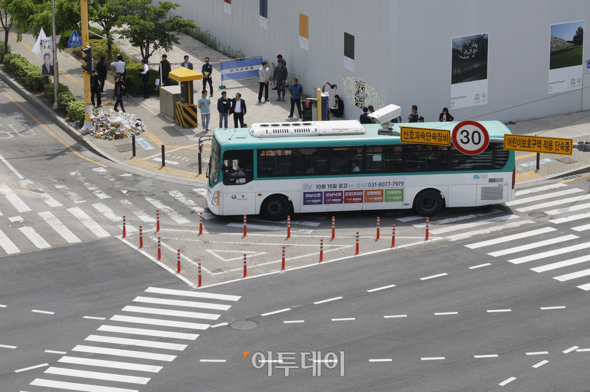 ▲경기도 수원시 권선구의 한 사거리에서 초등학생이 어린이보호구역(스쿨존)에서 시내버스에 치여 숨지는 사고가 발생한 가운데 12일 사거리에서 시내버스가 이동하고 있다. 조현호 기자 hyunho@