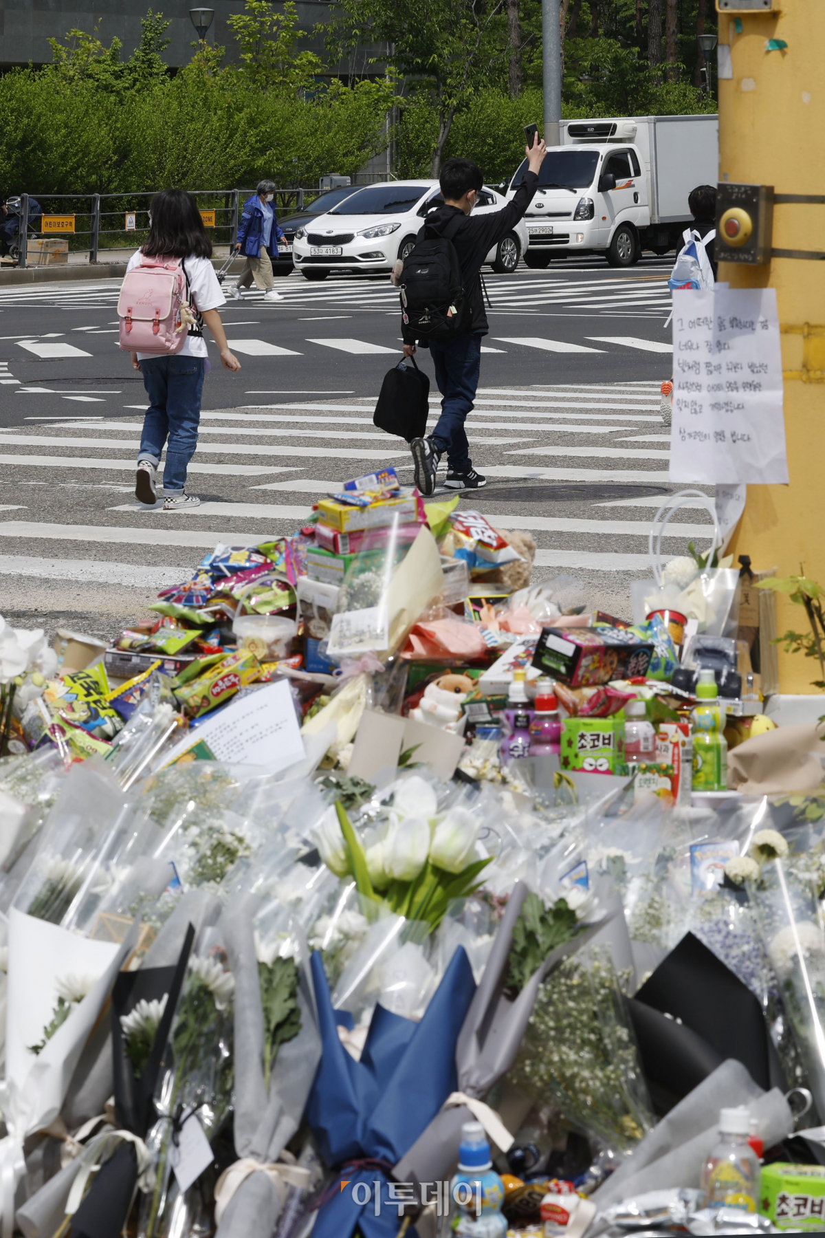 ▲경기도 수원시 권선구의 한 사거리에서 초등학생이 어린이보호구역(스쿨존)에서 시내버스에 치여 숨지는 사고가 발생한 가운데 12일 사거리에 마련된 추모공간에 초등학생을 추모하는 물품들이 놓여 있다. 조현호 기자 hyunho@