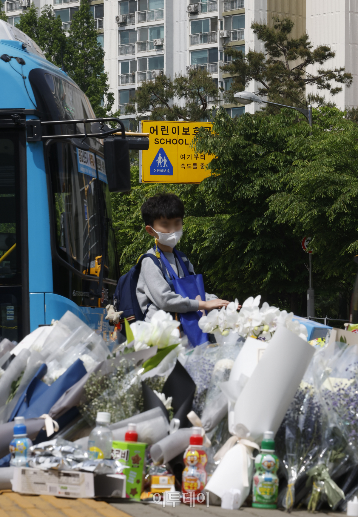 ▲경기도 수원시 권선구의 한 사거리에서 초등학생이 어린이보호구역(스쿨존)에서 시내버스에 치여 숨지는 사고가 발생한 가운데 12일 사거리에 마련된 추모공간에 초등학생을 추모하는 물품들이 놓여 있다. 조현호 기자 hyunho@