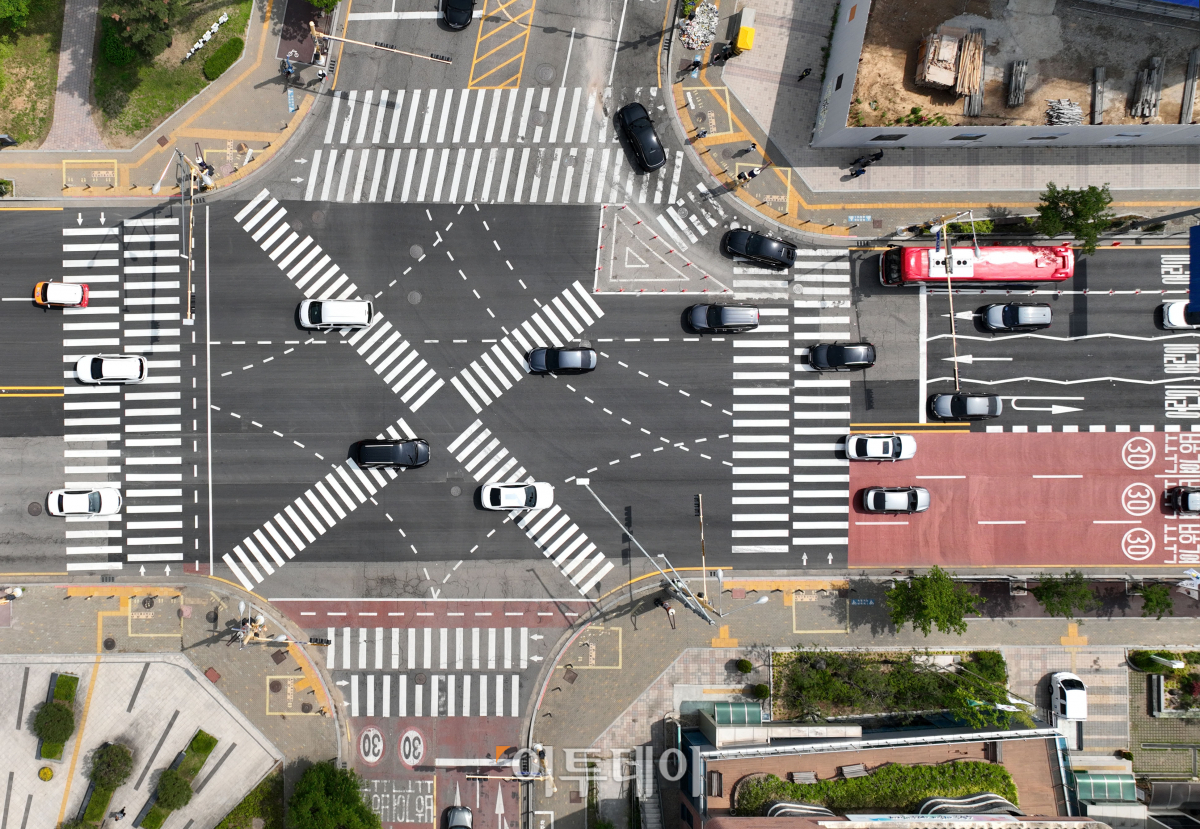 ▲경기도 수원시 권선구의 한 사거리에서 초등학생이 어린이보호구역(스쿨존)에서 시내버스에 치여 숨지는 사고가 발생한 가운데 12일 사거리에서 차량들이 이동하고 있다. 조현호 기자 hyunho@