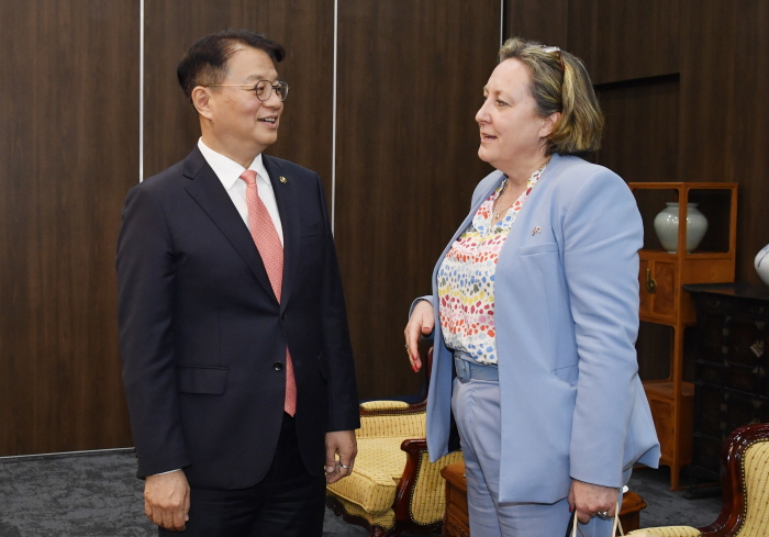 ▲방기선 기획재정부 1차관이 12일 서울 종로구 정부서울청사에서 열린 '한-영 전략적 개발 파트너십 수립 의향서 체결식'에 앞서 앤-마리 트레빌리안 영국 외교‧영연방‧개발부 인도-태평양 담당 국무상과 환담을 나누고 있다. (사진제공=기획재정부)