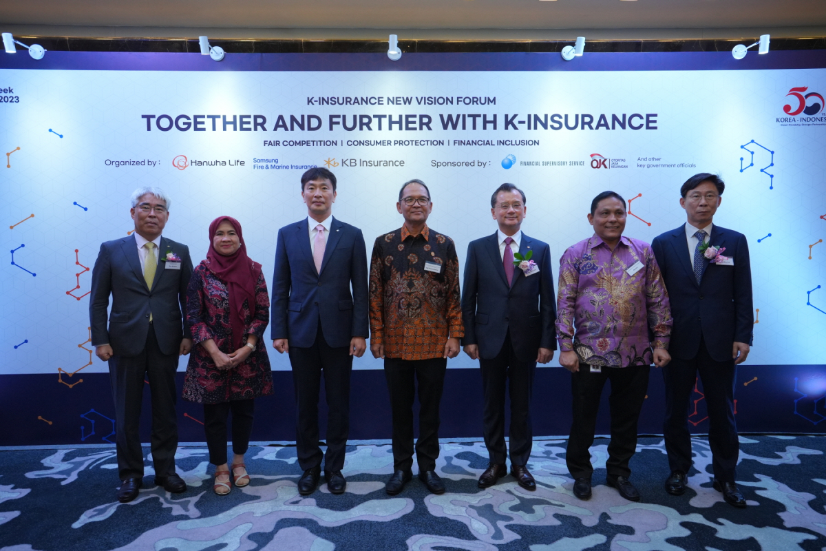 ▲인도네시아 자카르타 더 세인트 레지스 호텔에서 열린 'K-Insurance New Vision Forum'에서 여승주 한화생명 대표(사진 우측 세번째)와 이복현 금융감독원장(사진 좌측 세번째), 홍원학 삼성화재 대표(사진 우측 끝), 김기환 KB손해보험 대표(사진 좌측 끝), 오기 쁘라스또미요노 인도네시아 금융감독청(OJK) 부청장(사진 가운데) 등 관계자가 함께 기념촬영을 하고 있다.