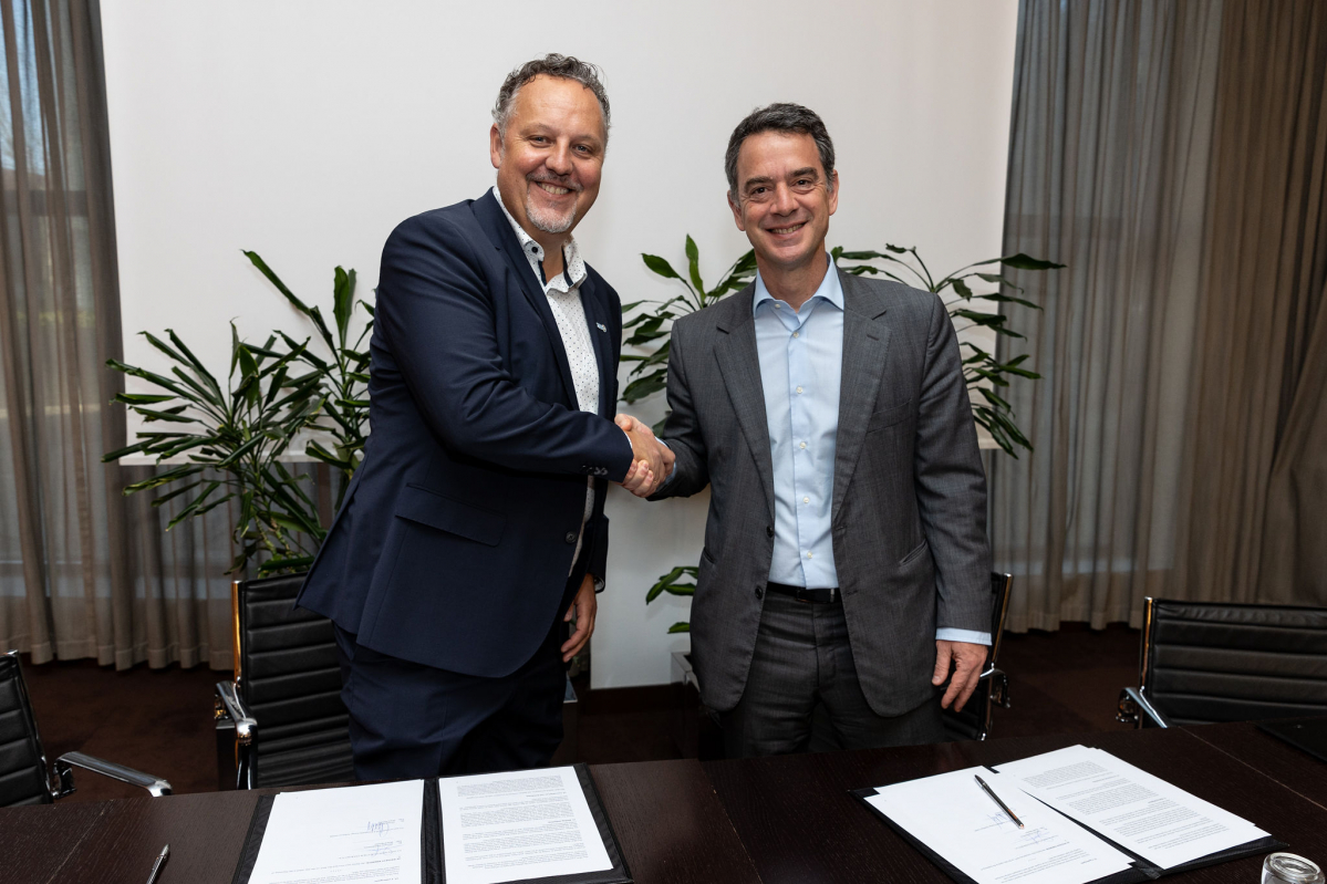 ▲토마스 홀버그(왼쪽) 테스 글로벌부사장과 조르지오스 파파드미트리우 갈프 부사장이 폐배터리 재활용 사업 협력을 위한 ‘지속가능 배터리 솔루션 구축’ 업무협약 후 기념사진을 촬영하고 있다. (사진제공=SK에코플랜트)