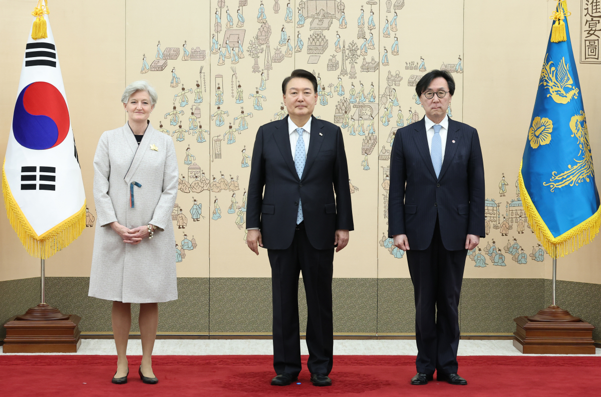 ▲윤석열 대통령이 12일 오후 서울 용산 대통령실 청사에서 열린 주한대사 신임장 제정식에서 타마라 안모휘니 주한 캐나다 대사로부터 신임장을 받은 뒤 기념촬영을 하고 있다. (연합뉴스)