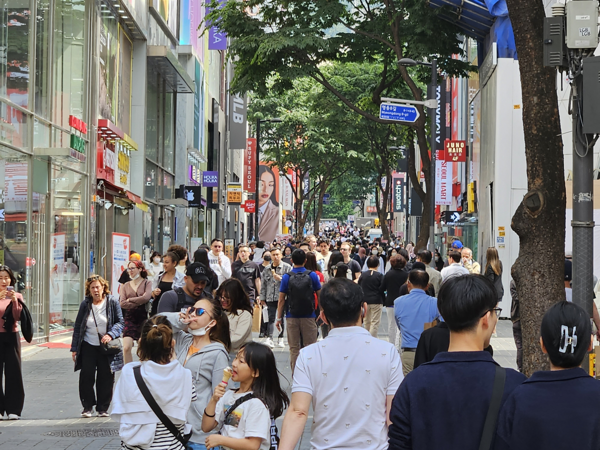 ▲12일 서울 중구 명동 거리에 외국인 관광객들로 붐비는 모습. (문현호 기자 (m2h@))