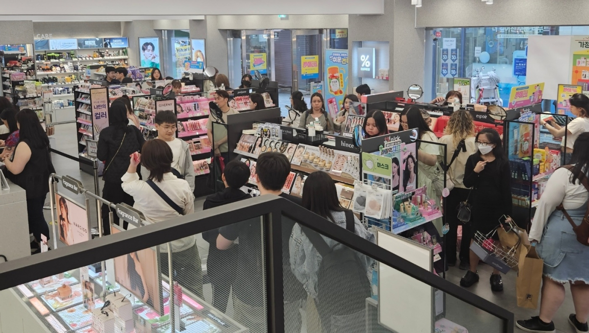 ▲12일 서울 중구 명동 상점에 외국인 관광객들이 가득하다. (문현호 기자 (m2h@))