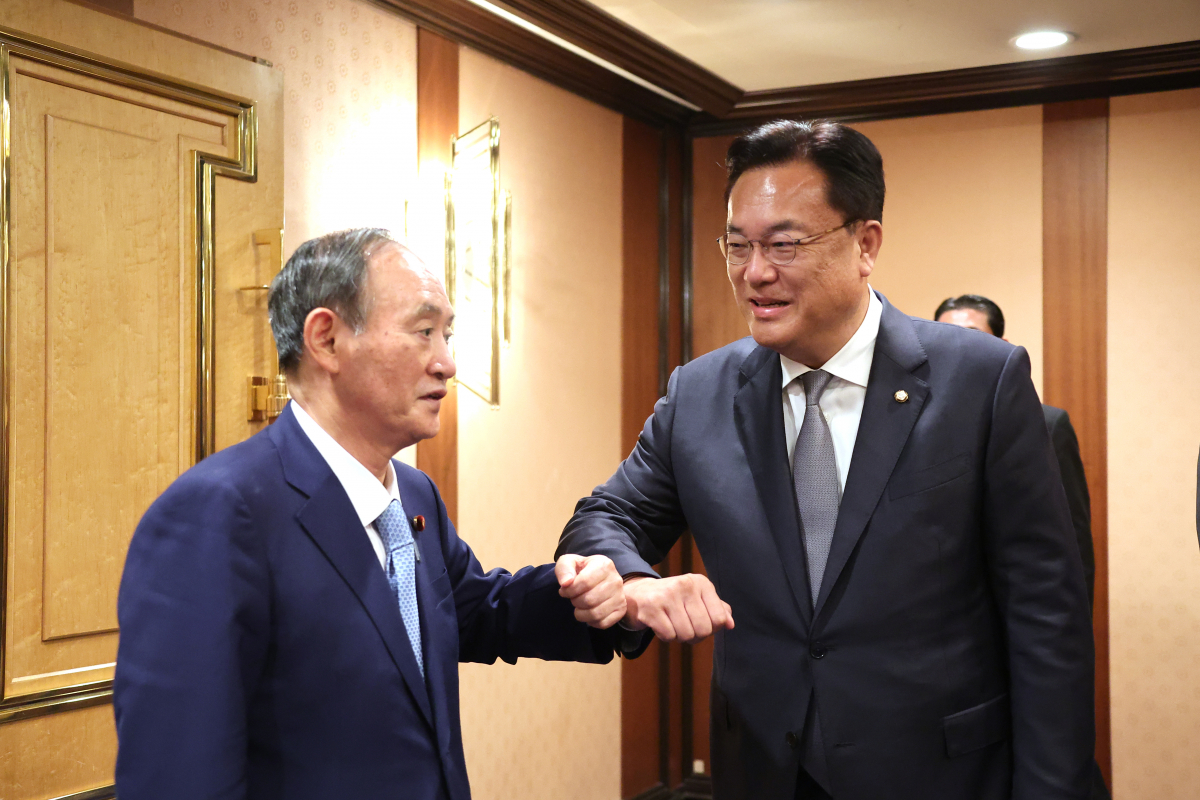 ▲스가 전 총리와 인사하는 정진석 국회부의장 (사진=연합뉴스)