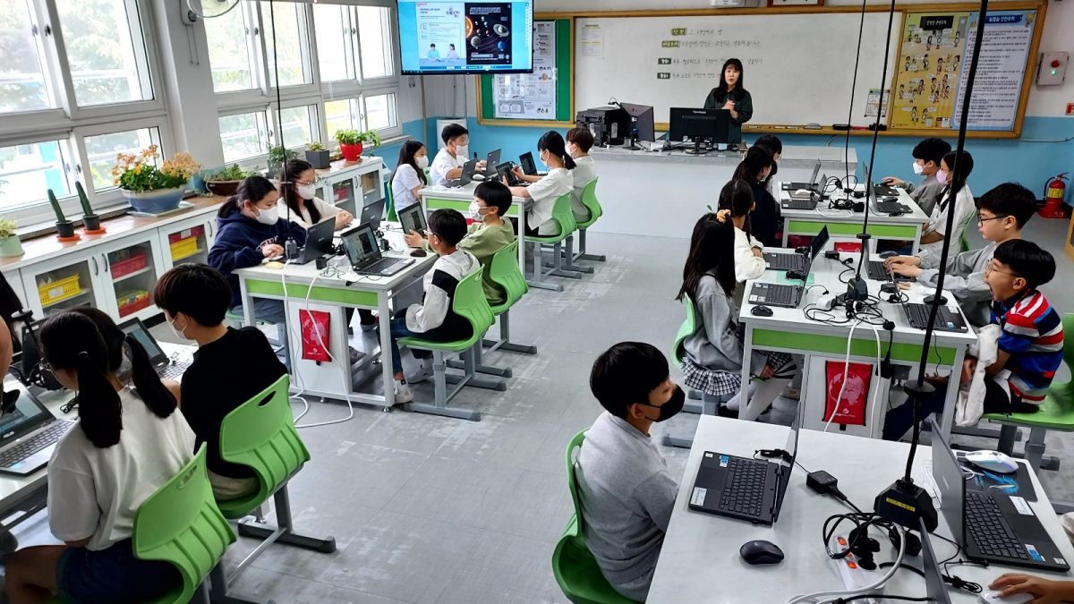 ▲11일 경남 창원 남정초등학교 5학년 학생들이 과학 수업을 듣고 있다. 학생들이 경남교육청의 인공지능(AI) 플랫폼 ‘아이톡톡’으로 조별수업을 하고 있는 모습. (경남교육청 제공)