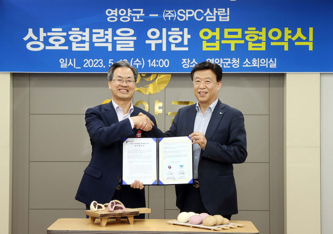 ▲(왼쪽부터) 오도창 영양군수와 박해만 SPC삼립 베이커리 부문 대표가 ‘음식디미방 상화법 제품 개발 및 상품화를 위한 업무협약식’에서 기념촬영을 하고 있다. (사진제공=SPC삼립)